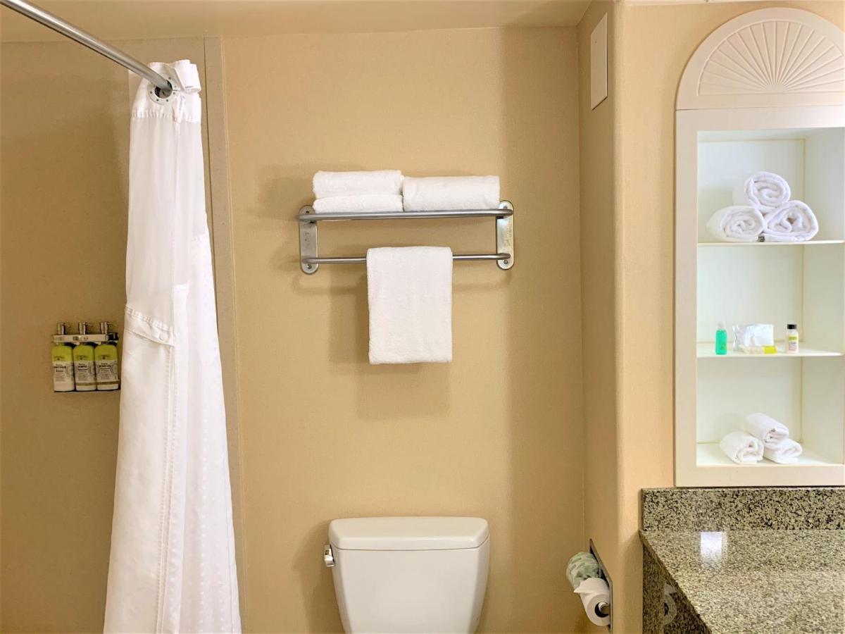Holiday Inn Express Fresno Northwest - Herndon by IHG - Housity