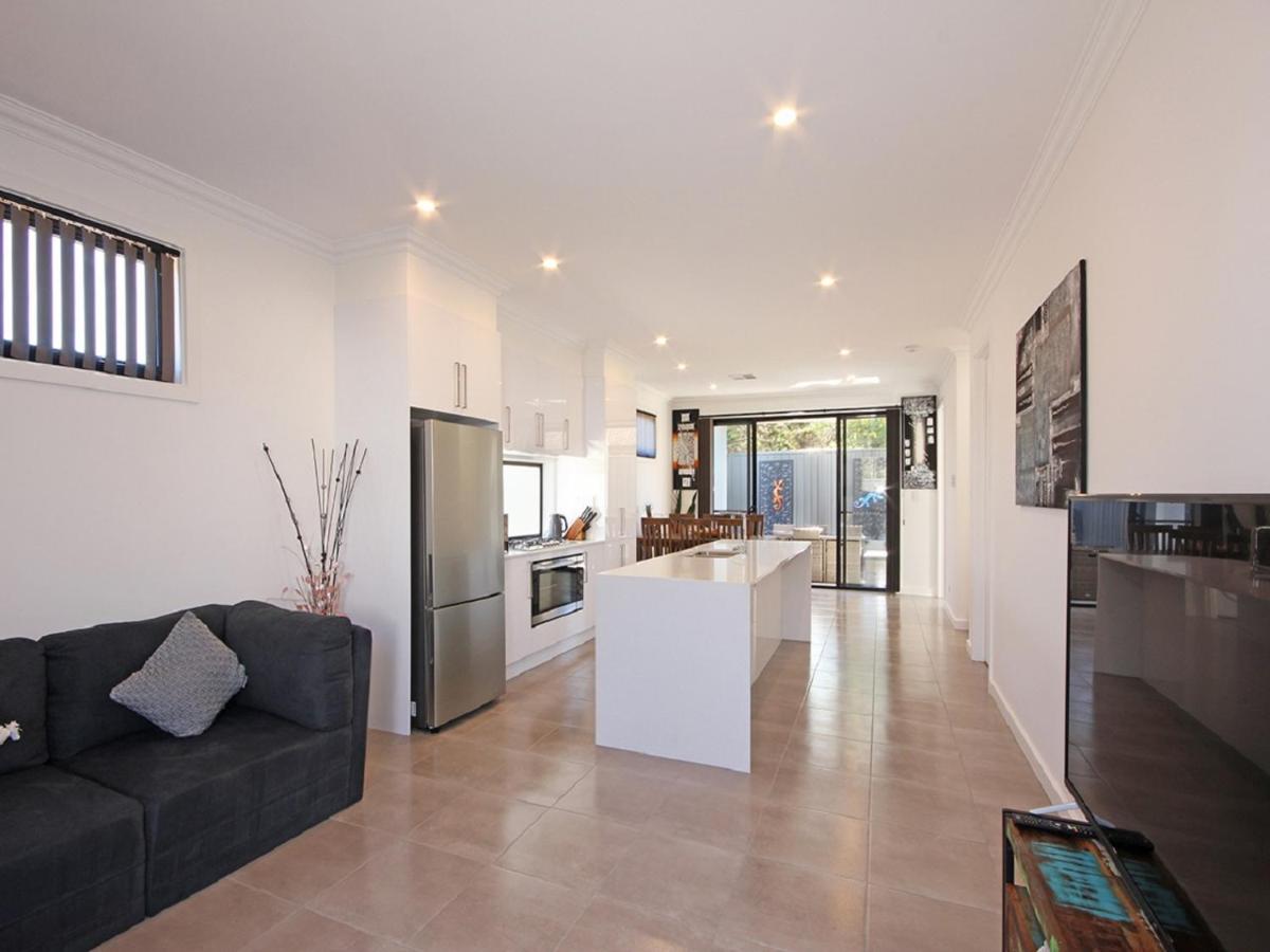 ✿Stylish Townhouse; with King Bed, NBN, Netflix, WIFI - Housity