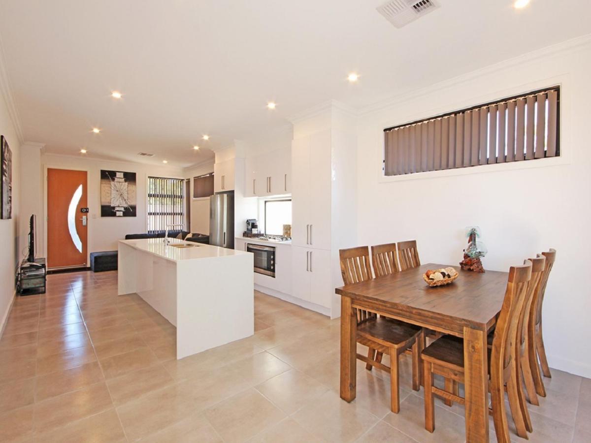 ✿Stylish Townhouse; with King Bed, NBN, Netflix, WIFI - Housity