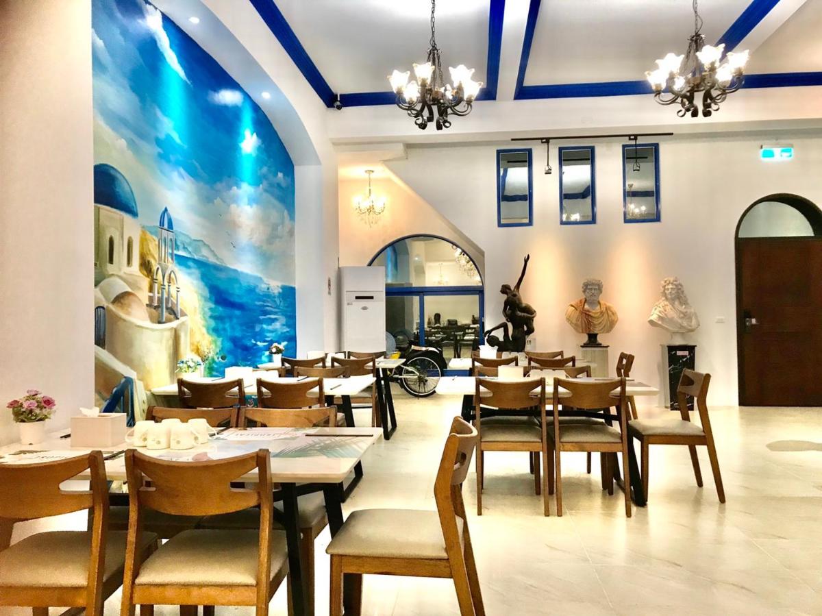 Moon Bay Coastal Hotel - Housity
