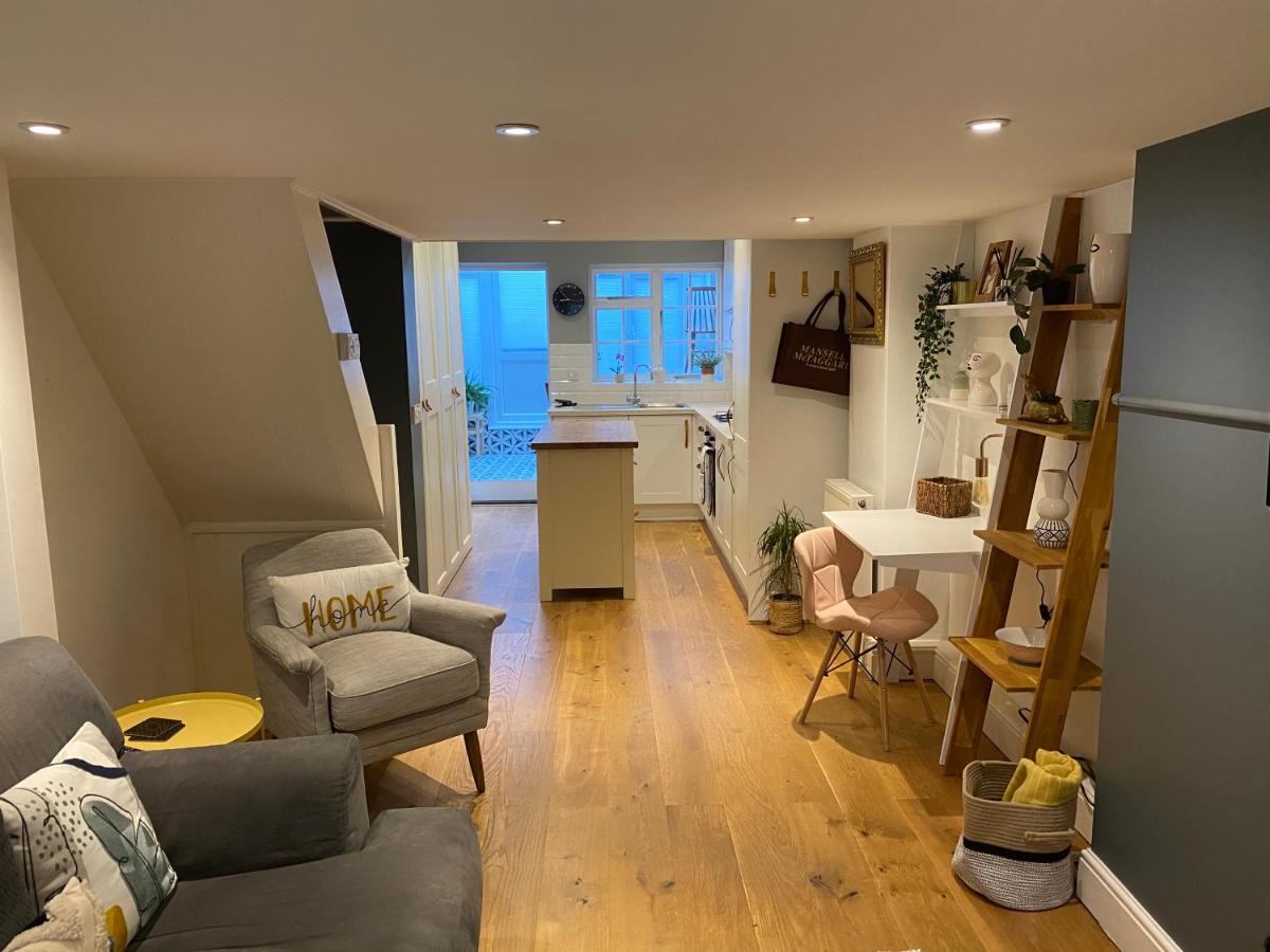 Cosy and Contemporary Cottage - Housity