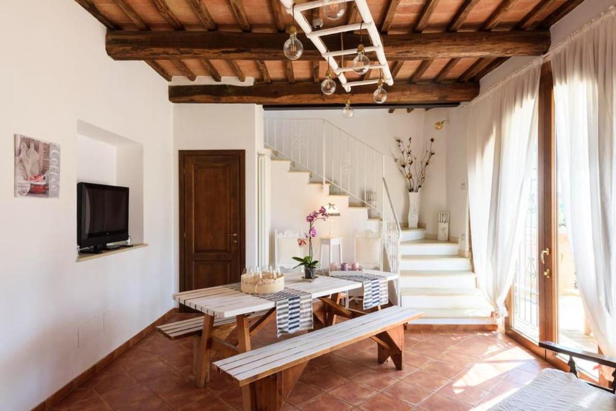 Charming Villa in Le Scotte with Private Pool - Housity