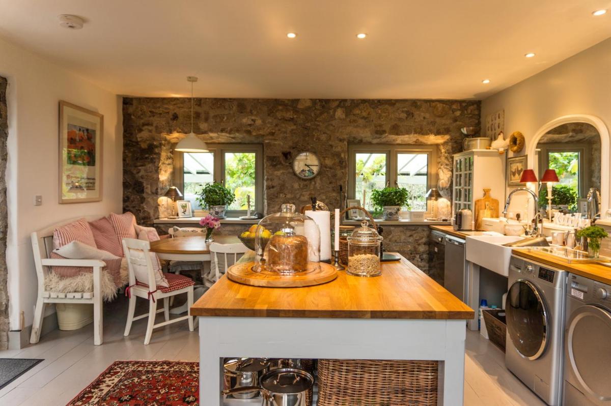4 bedrooms house with enclosed garden and wifi at Ballymote - Housity