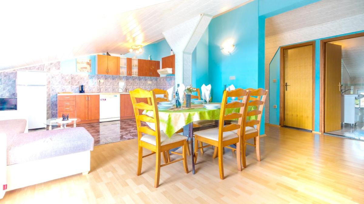 Spacious apartment with terrace and sea view in Jadranovo - Housity