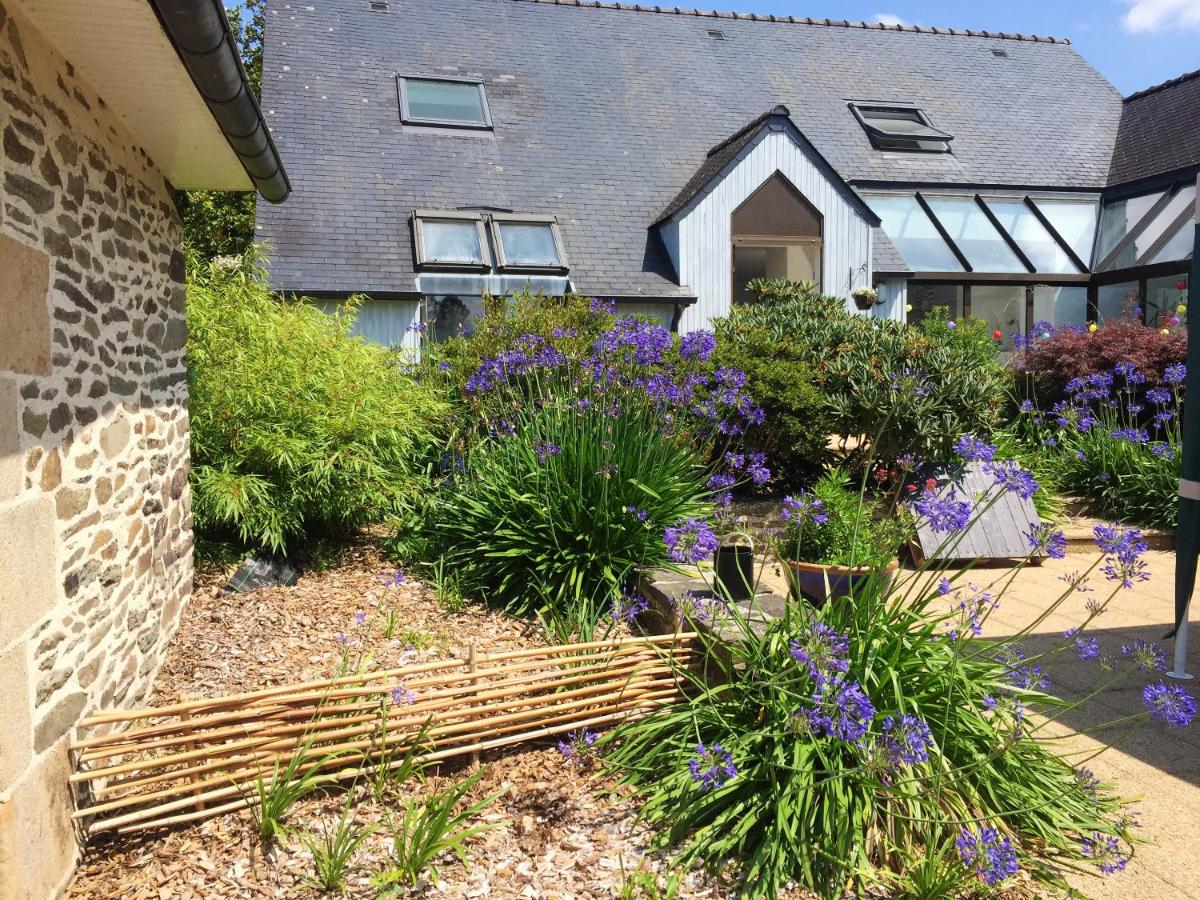 Maison spacieuse a Saint Hernin ideale pour groupes - Housity