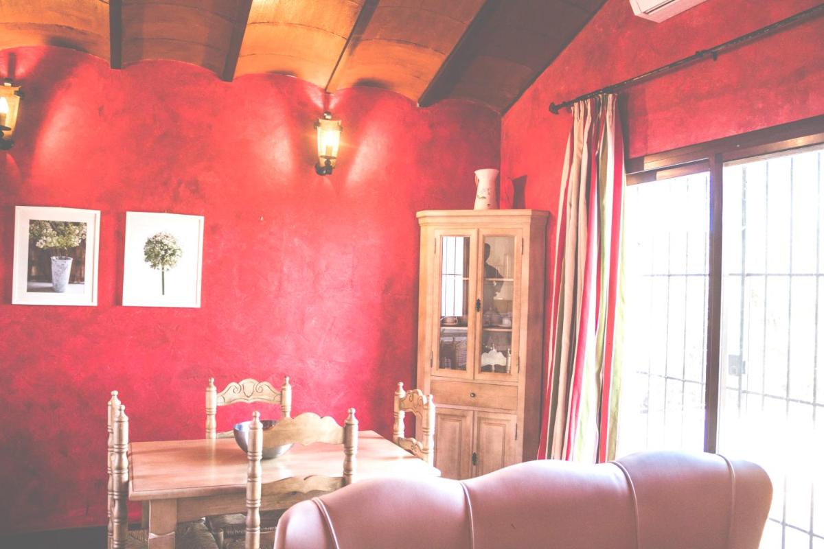 Charming house in Estepa with shared pool - Housity