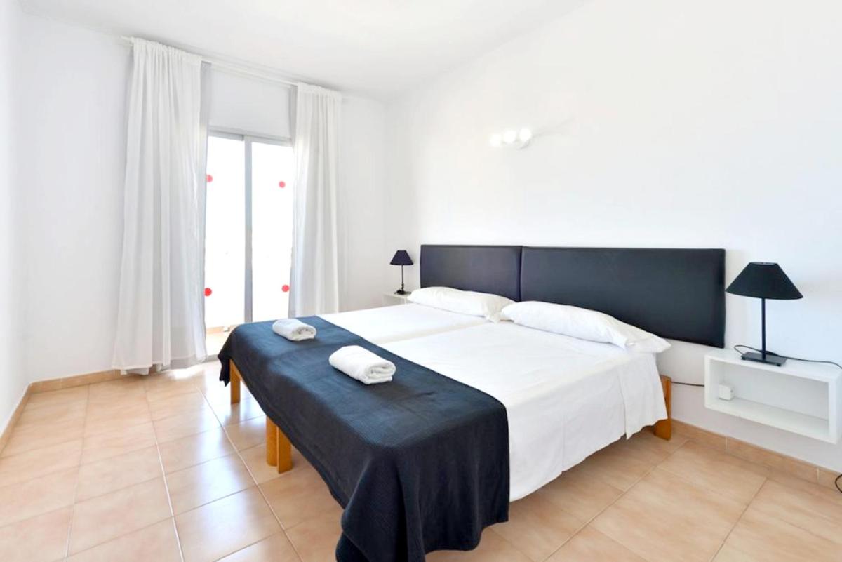 One bedroom apartement with sea view shared pool and furnished balcony at Sant Josep de sa Talaia - Housity