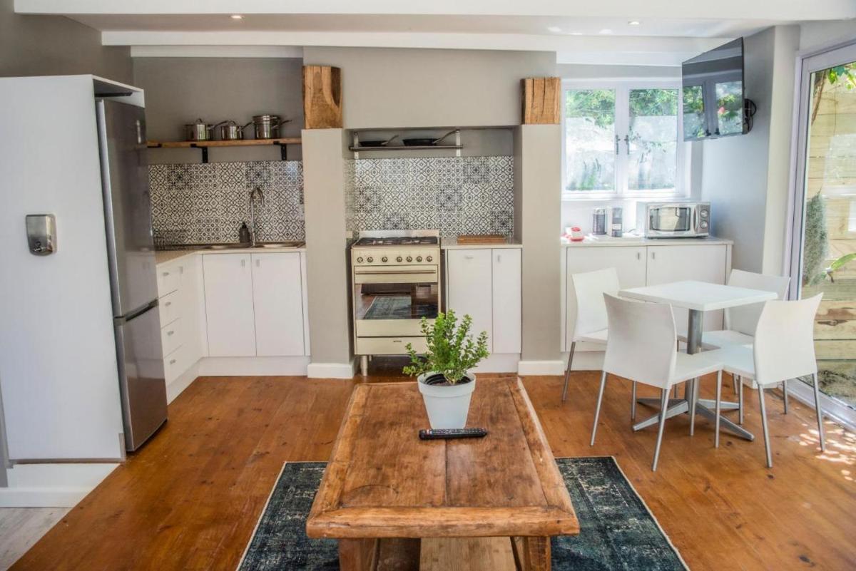 Modern Spacious Cottage with Hot Tub, Flora Studio - Housity