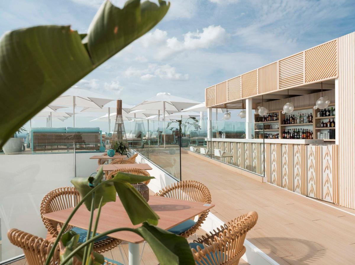 Un restaurante o sitio para comer en Hotel Villa Chiquita - Adults Only - Over 12