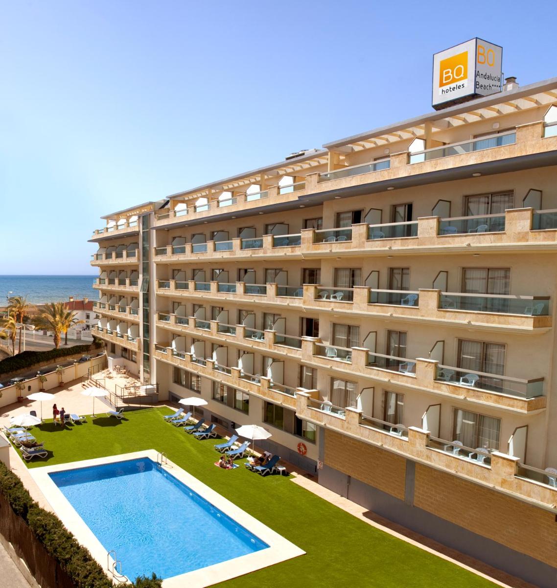 un hotel con piscina y océano en BQ Andalucia Beach Hotel, en Torre del Mar