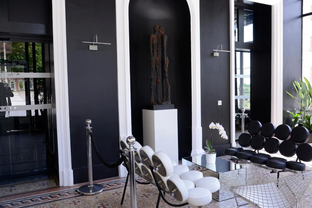 Coin salon dans l'établissement Art Hotel