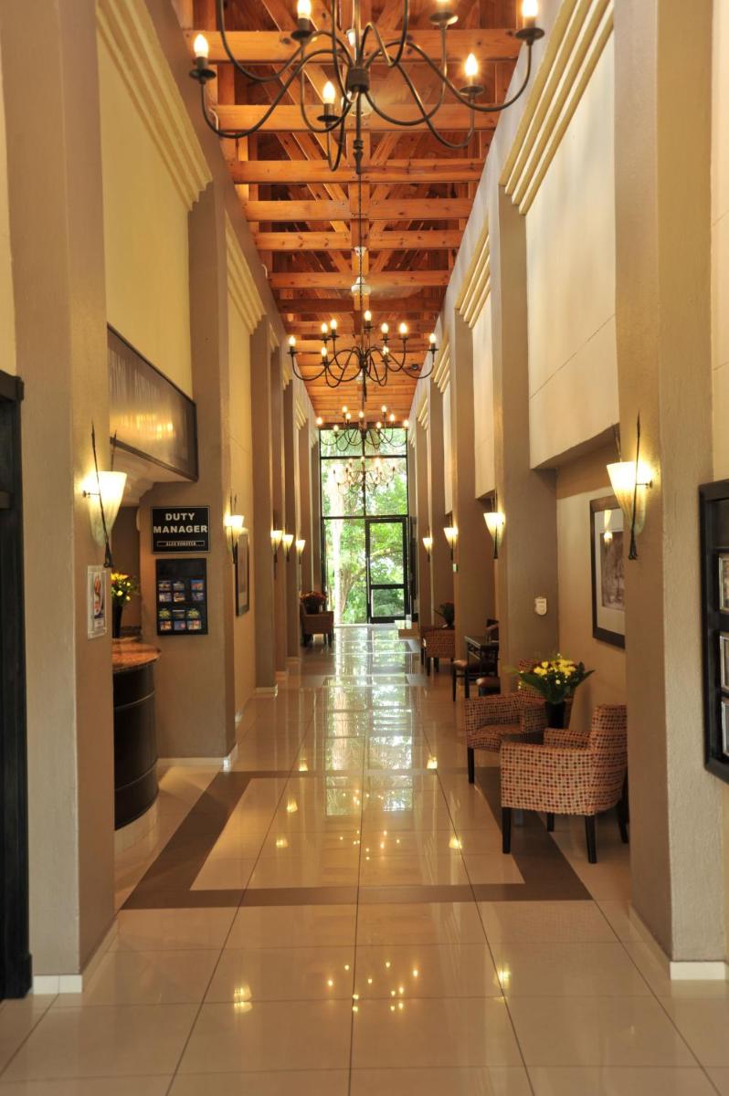 Safari Hotel & Convention Centre - Housity