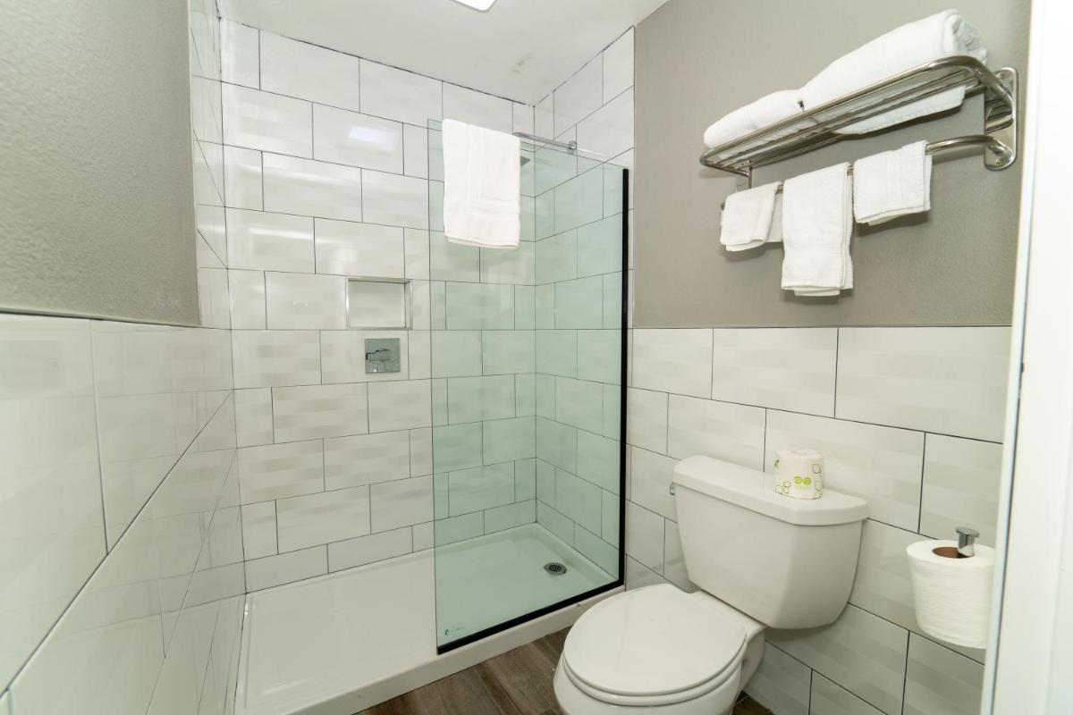 Hollywood Palms Inns & Suites - Housity