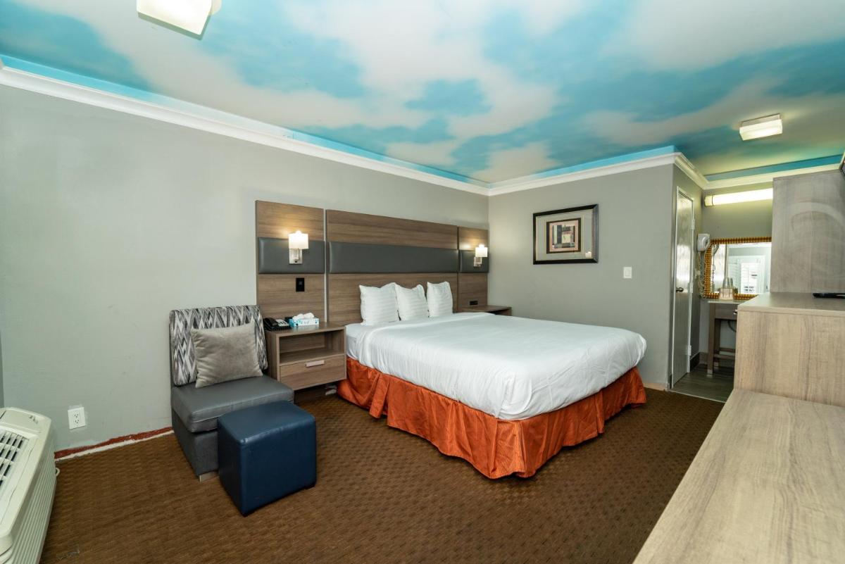Hollywood Palms Inns & Suites - Housity