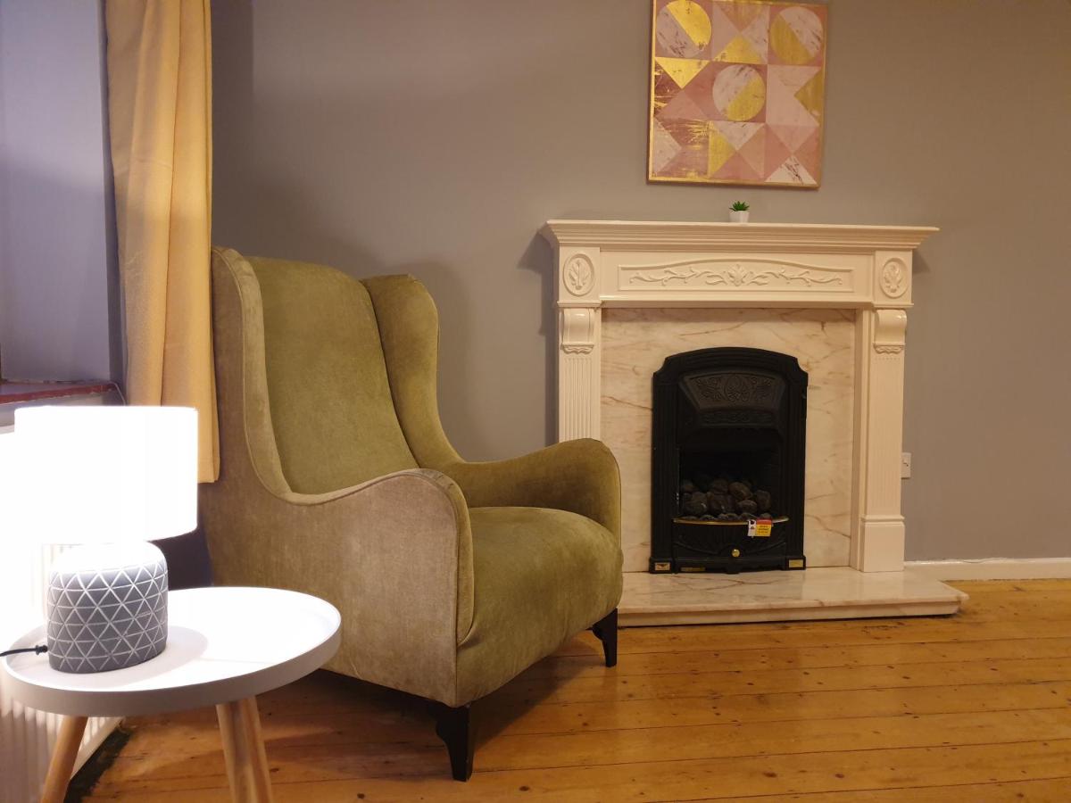 Self Contained 4 Bed House with Off Street Parking - Housity