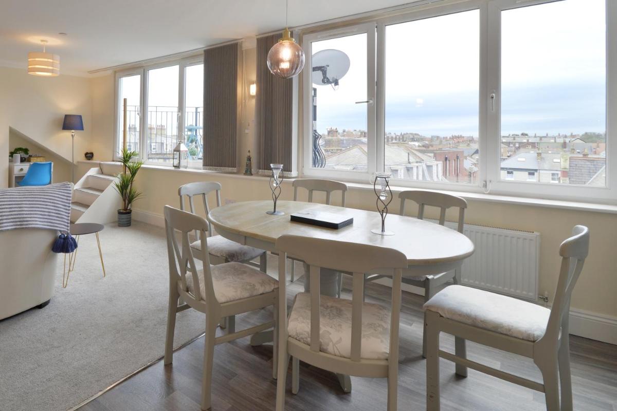 Suitetrails - Scarborough-Penthouse, with private balcony, lift and parking