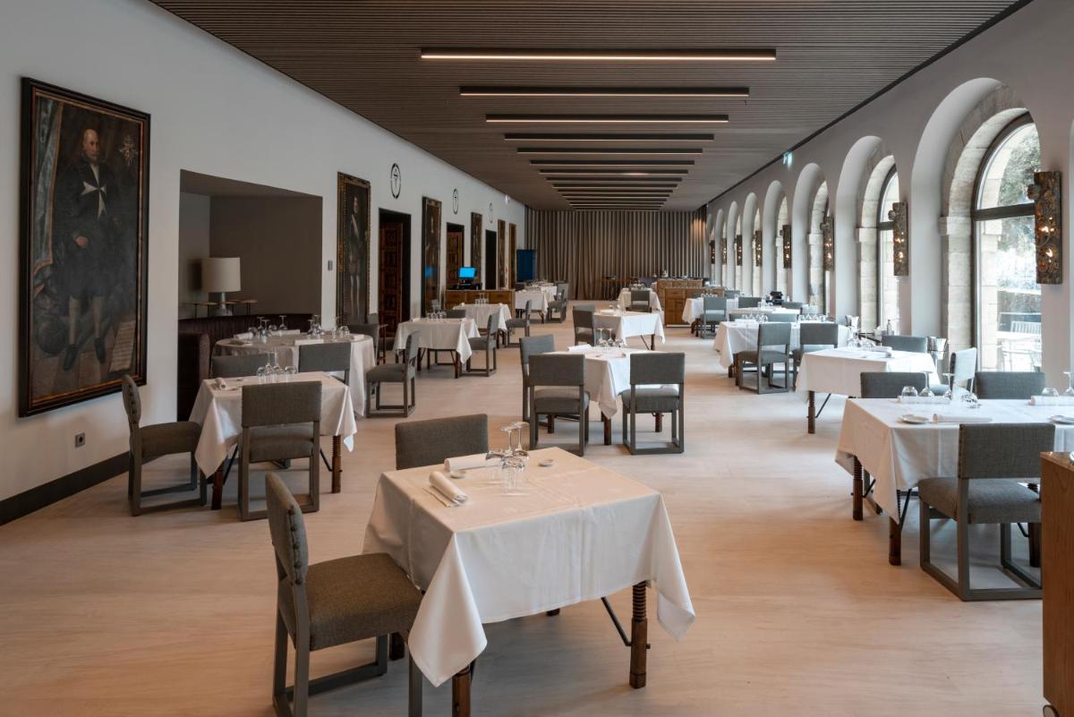 Un restaurante o sitio para comer en Parador de Turismo de León