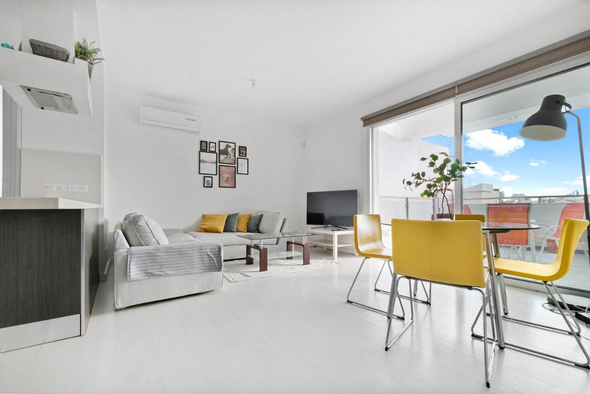 Suitetrails - Glabur Stays - The Fabulous 2 BDR - Nicosia City, Free Parking & Wifi, Welcomes You!!!
