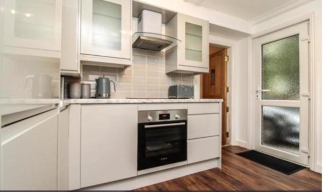 Charming Victoria Conversion Flat in Brentwood with a Garden & Free Parking - Housity