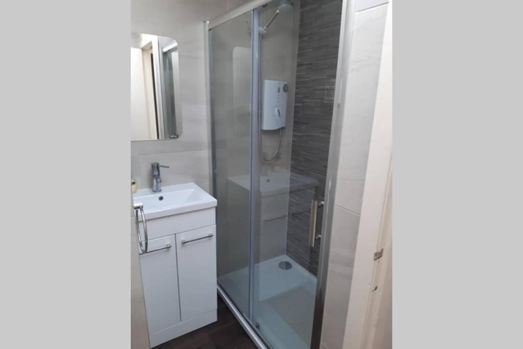 Cosy cottage with sea views close to local shops. - Housity