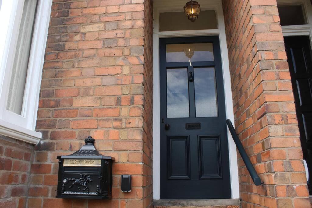 Luxury townhouse in town centre, views, river walk - Housity