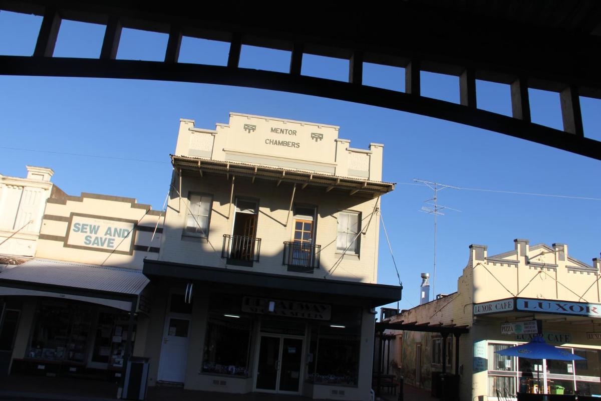 Mentor Chambers Apartment Bed & Breakfast - Housity