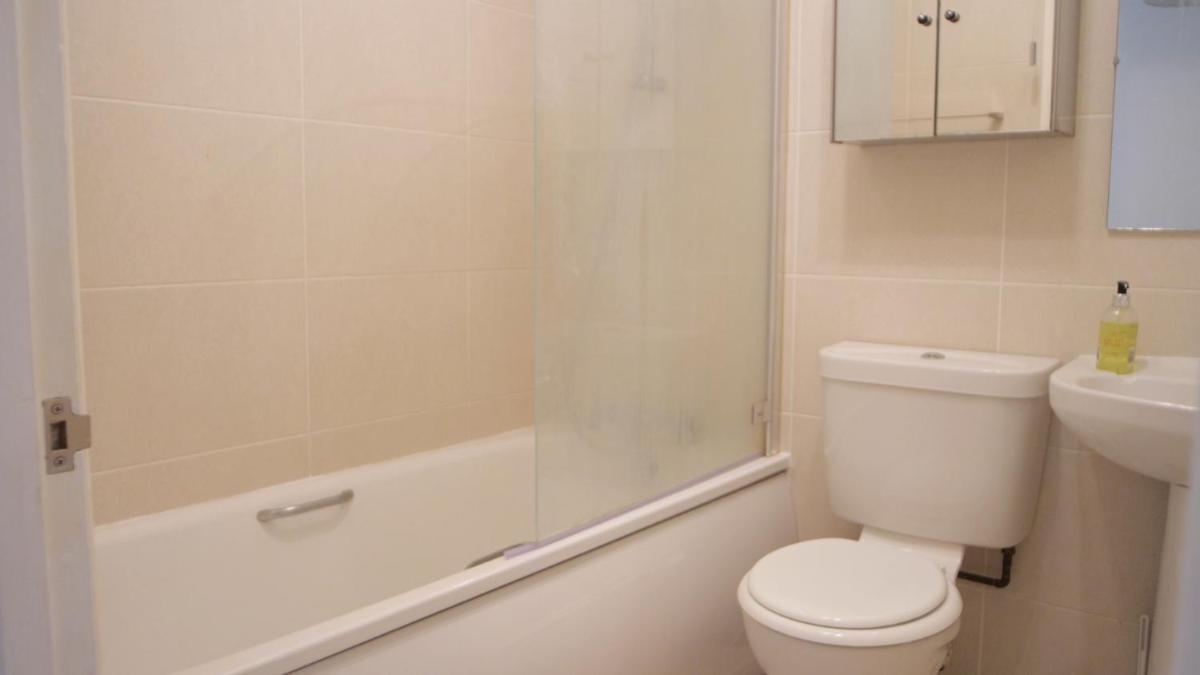 BookedUK: Cheerful 1 Bed Apartment - Sawbridgeworth - Housity