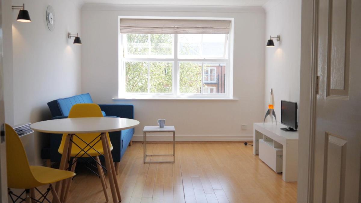 BookedUK: Cheerful 1 Bed Apartment - Sawbridgeworth - Housity