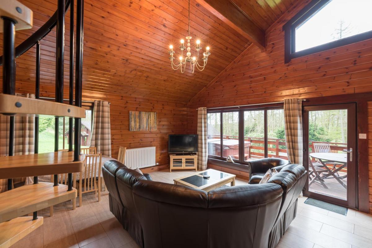 Lady Galloway Lodge 28 with Hot Tub Newton Stewart - Housity