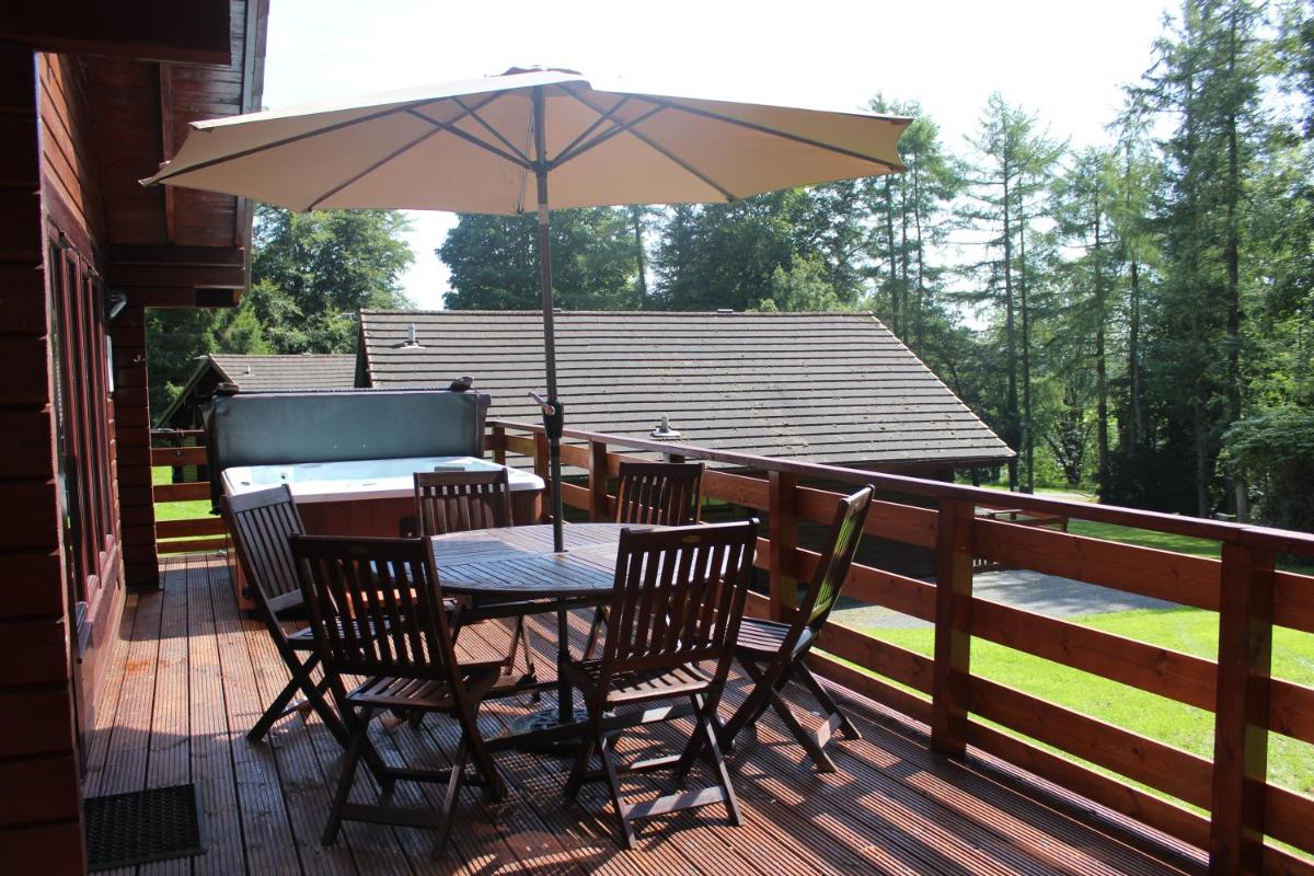 Lady Galloway Lodge 28 with Hot Tub Newton Stewart - Housity