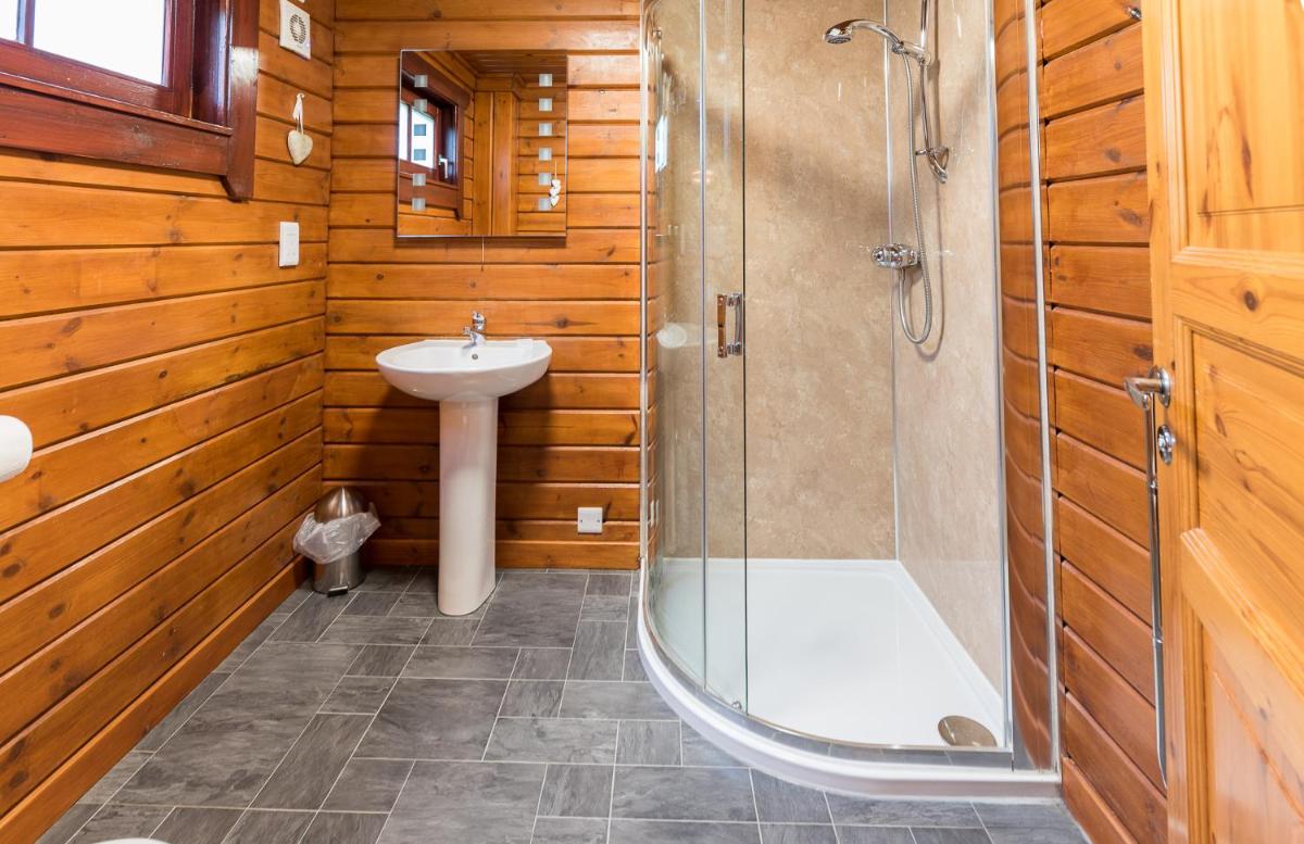 Lady Galloway Lodge 28 with Hot Tub Newton Stewart - Housity