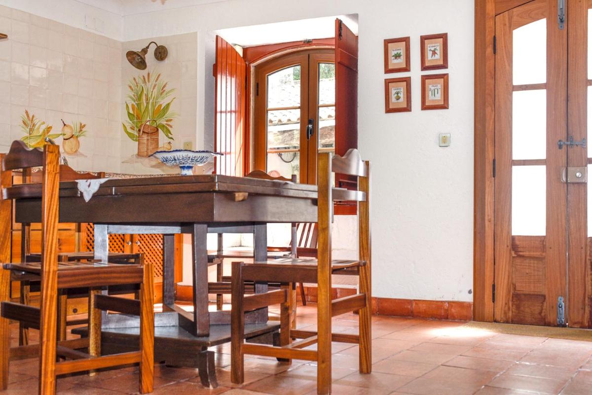 Charming House in Porto de Mos with Shared Pool - Housity
