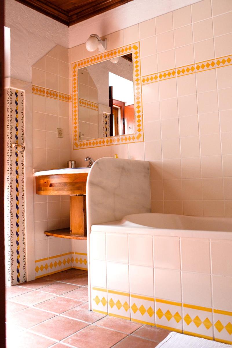 Charming House in Porto de Mos with Shared Pool - Housity