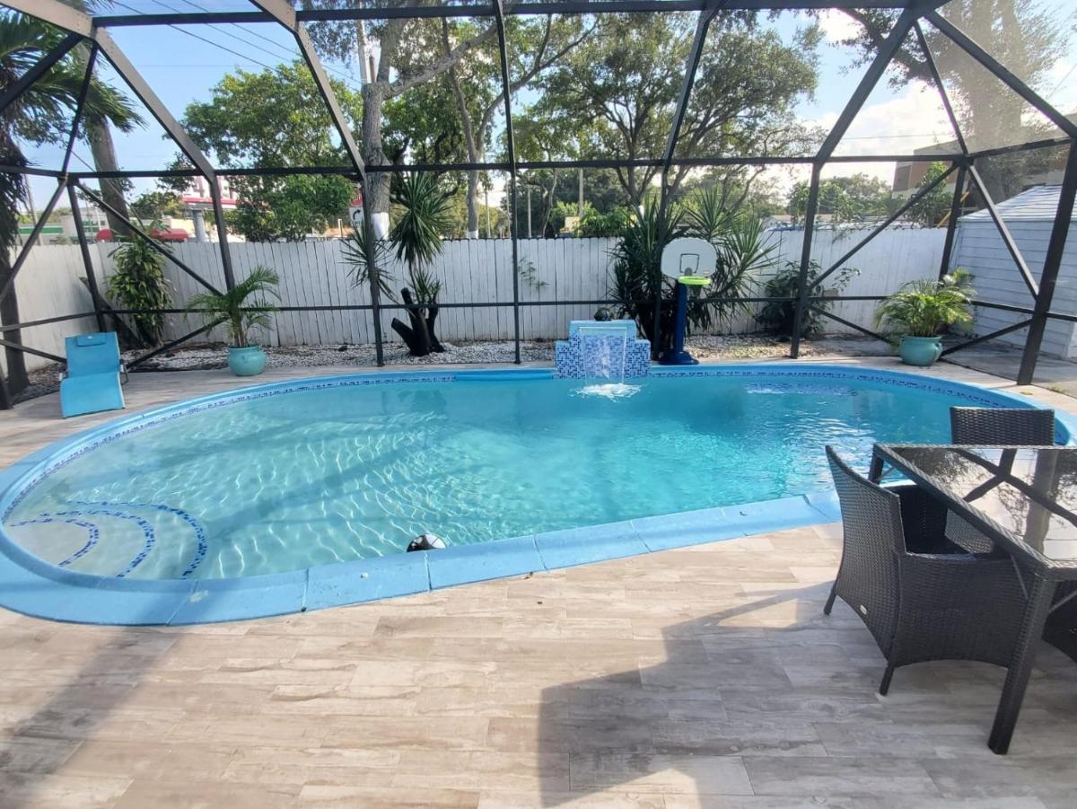 4 2 Pool House With Tiki Hut Near Hardrock Casino - Housity