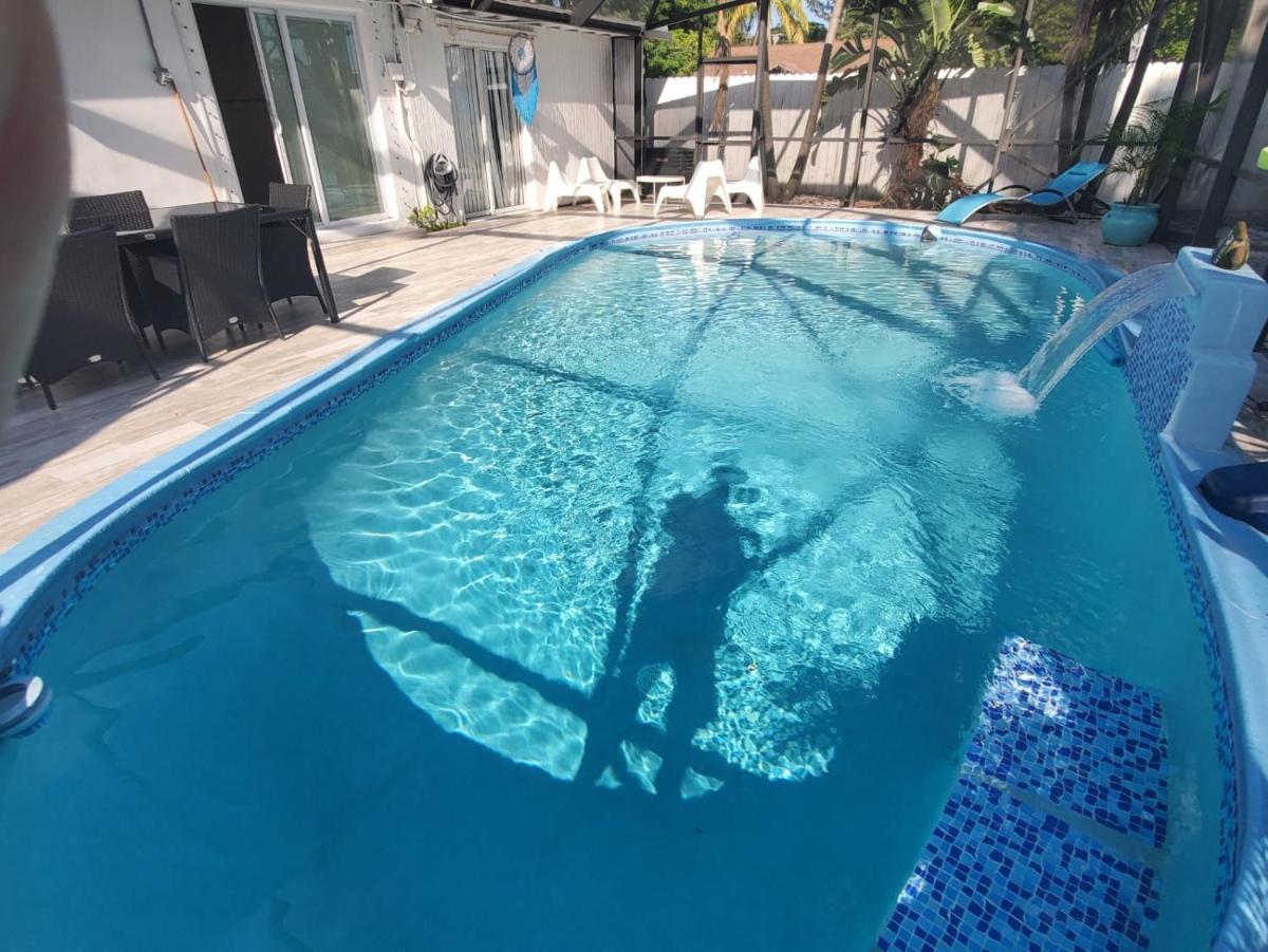 4 2 Pool House With Tiki Hut Near Hardrock Casino - Housity