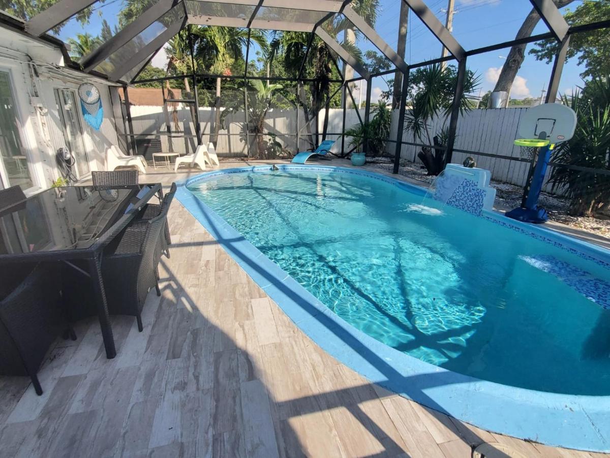 4 2 Pool House With Tiki Hut Near Hardrock Casino - Housity