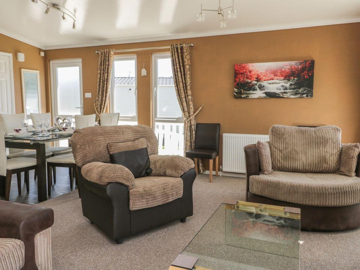 Impeccable 3-Bed Lodge at Cayton Bay Holiday Park - Housity