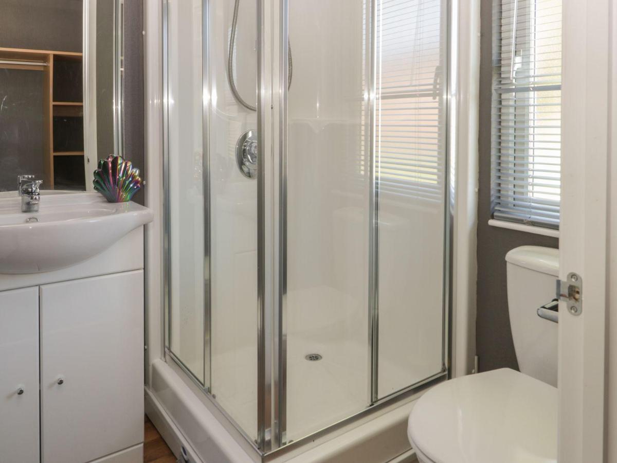 Impeccable 3-Bed Lodge at Cayton Bay Holiday Park - Housity