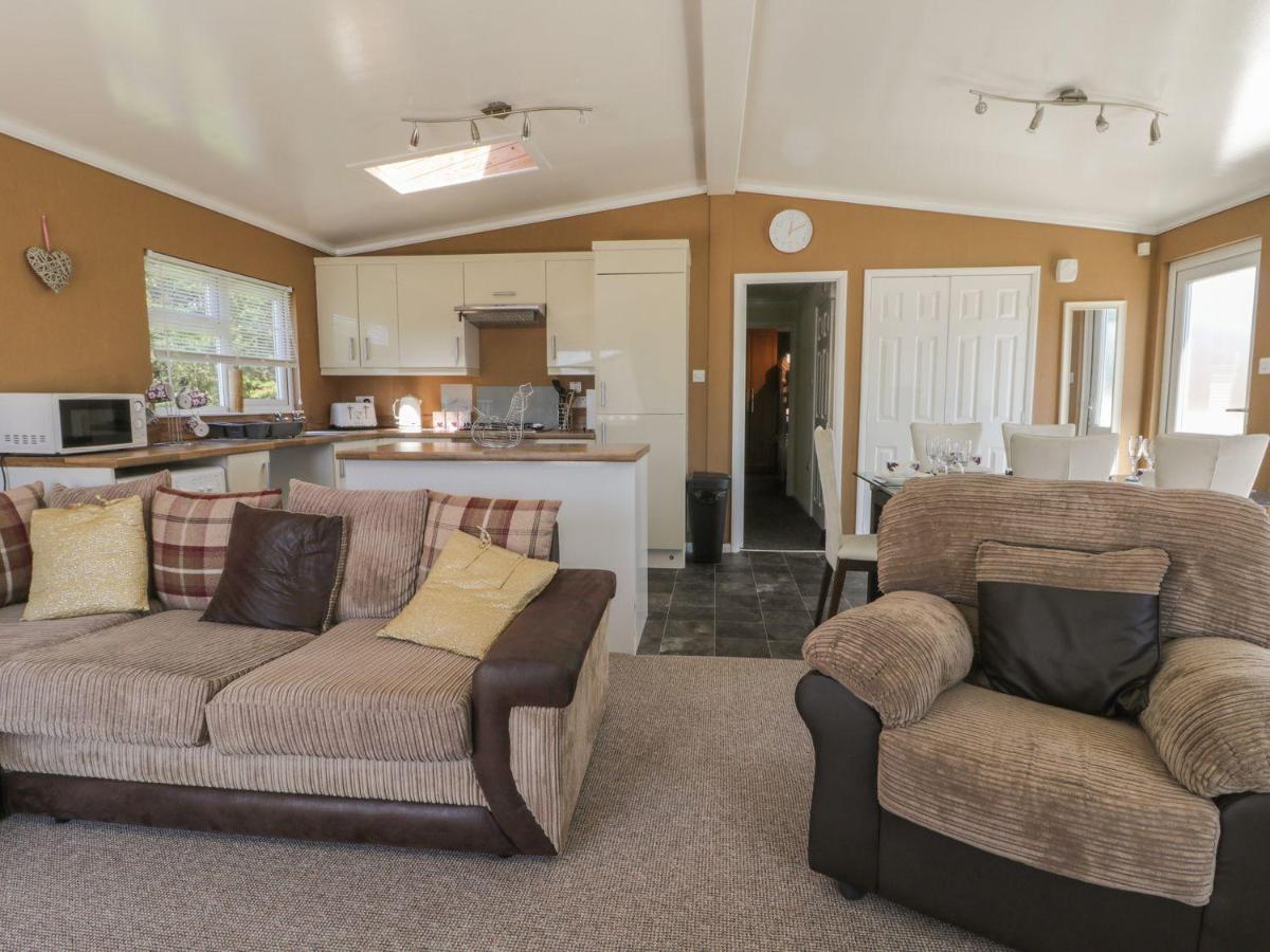 Impeccable 3-Bed Lodge at Cayton Bay Holiday Park - Housity