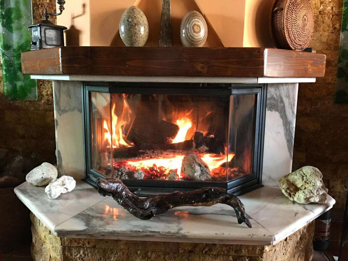 Warm House with Jacuzzi in Chozas de Abajo - Housity