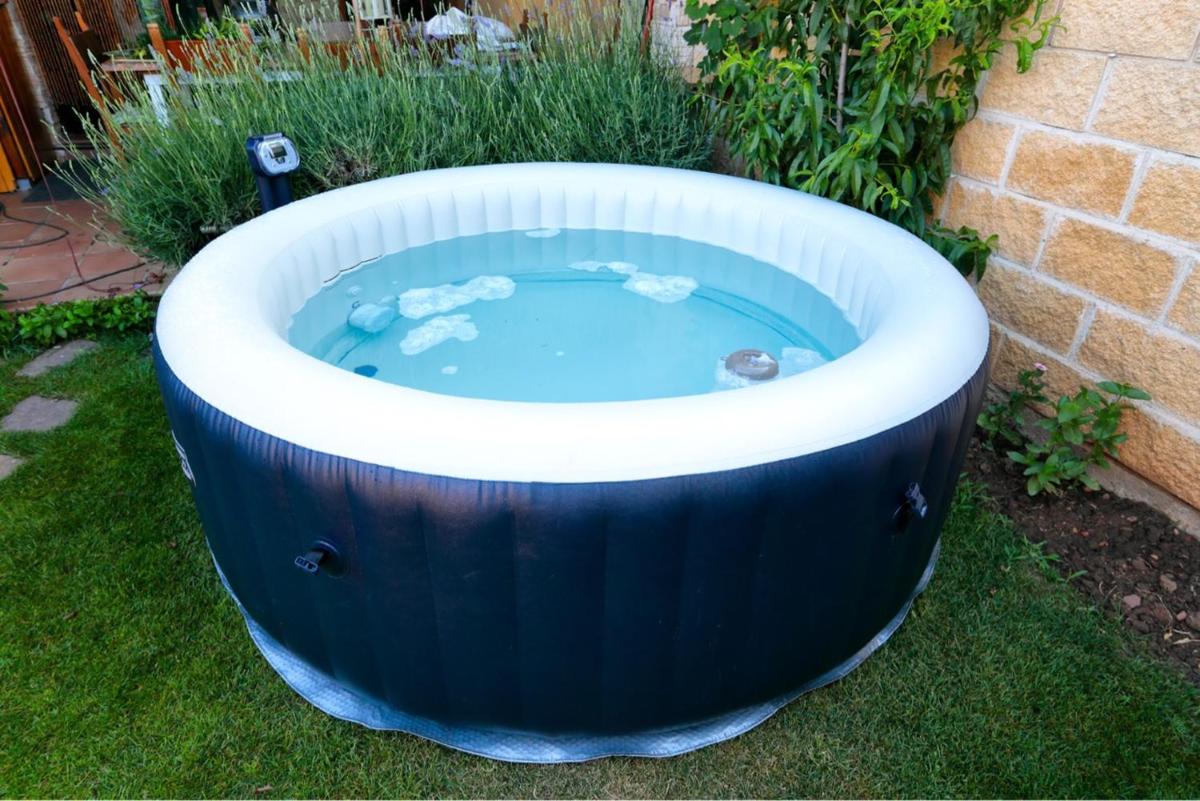 Warm House with Jacuzzi in Chozas de Abajo - Housity