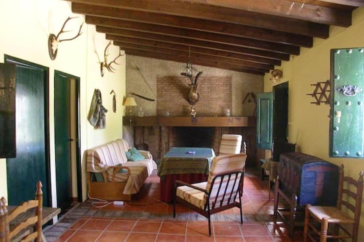 Spacious villa with private pool in Caceres - Housity