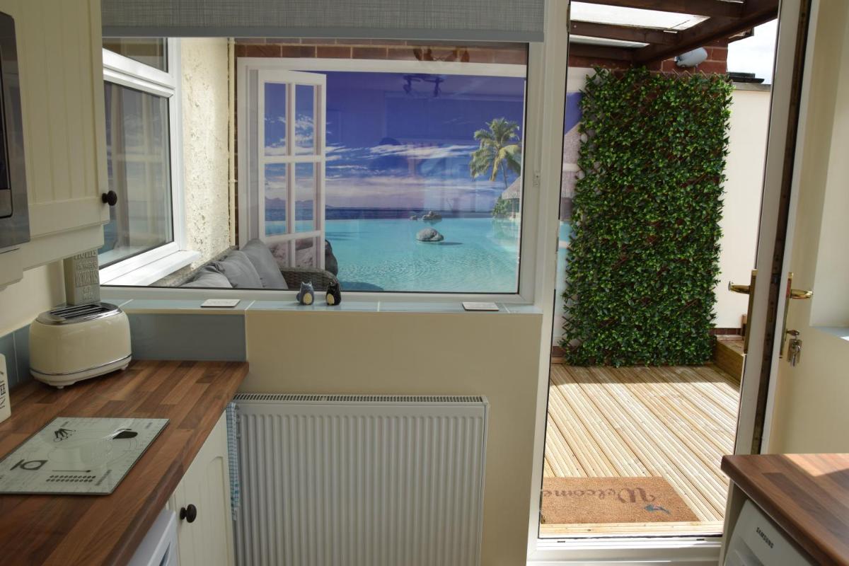 Immaculate Inviting light and airy 2-Bed Cottage - Housity