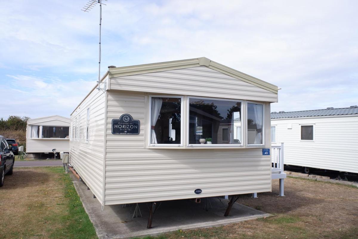 Luxury 2 Bedroom Caravan at Mersea Island Holiday - Housity