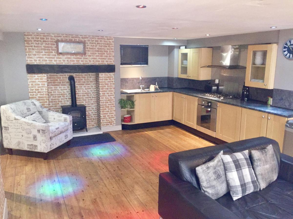 Large 2-Bed House Derbyshire off Chatsworth rd - Housity