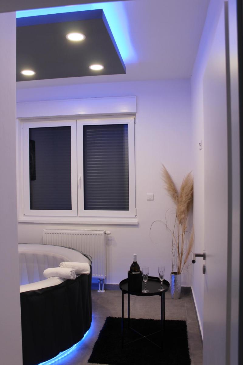 Jacuzzi Apartment Code 96 - Housity
