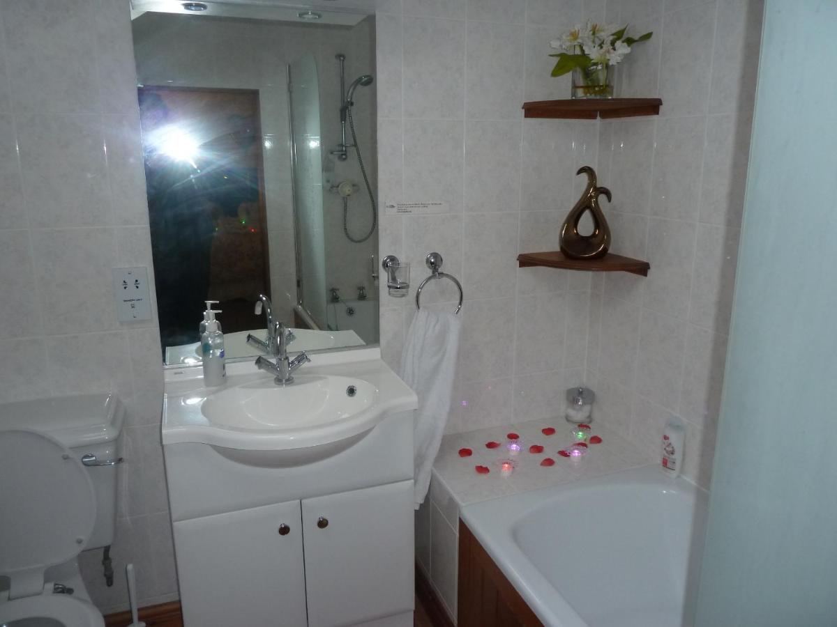 Oakenholt Farm Bed and Breakfast - Housity