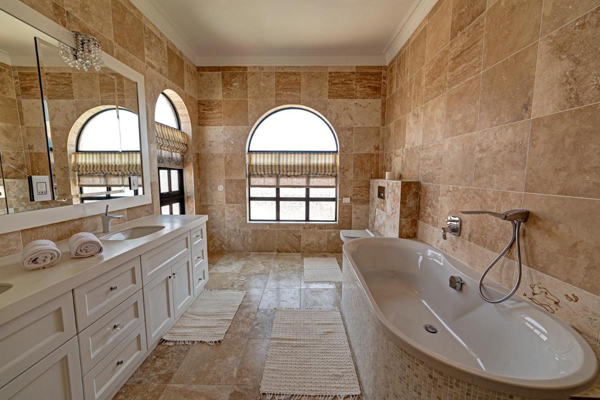 Lagoon Suites Guesthouse CC - Housity