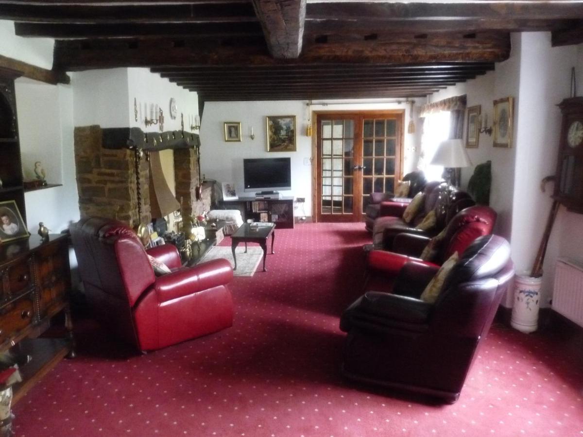 Oakenholt Farm Bed and Breakfast - Housity