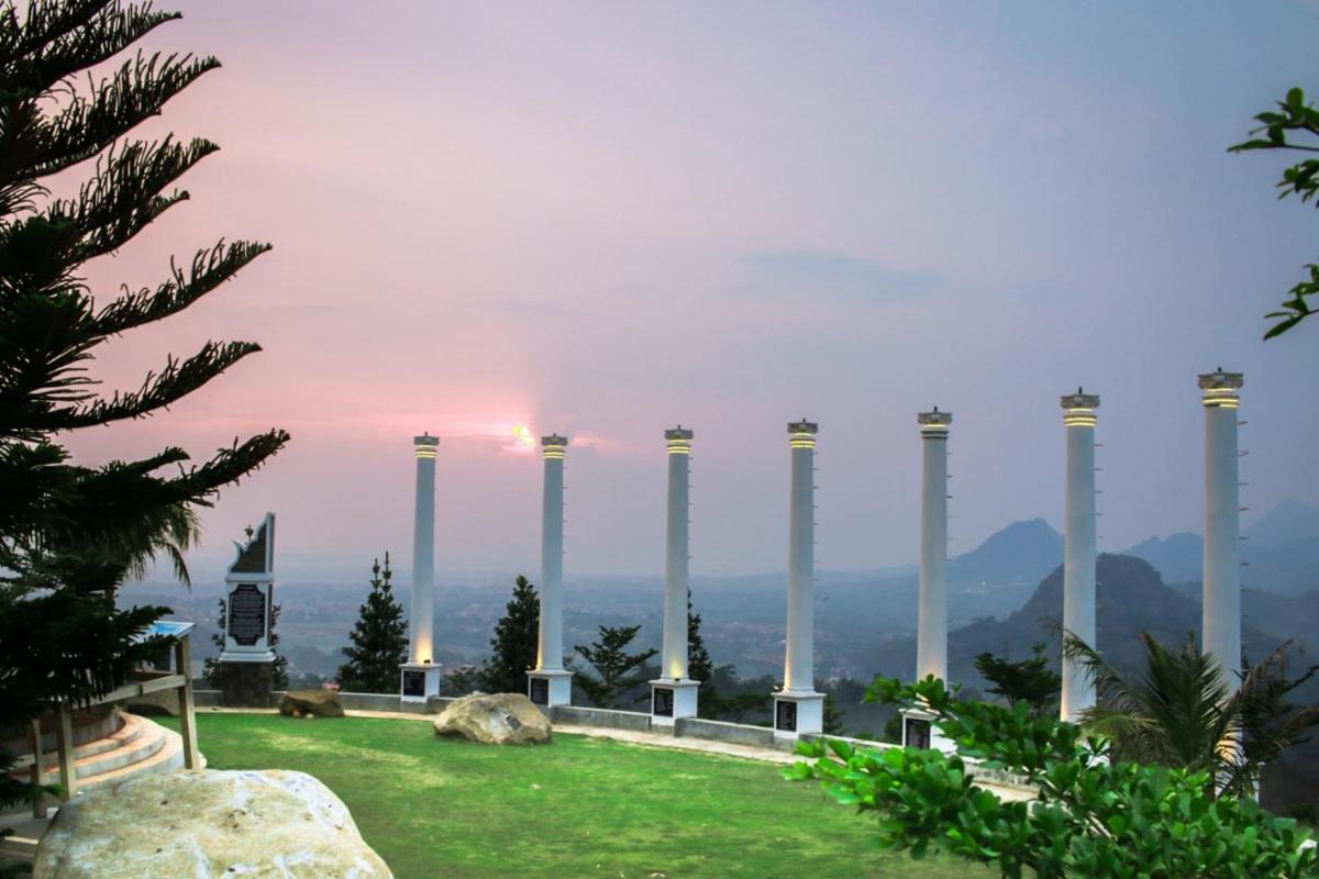 Hidden Valley Hills - Housity